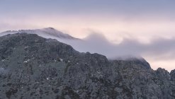 Paysage calme avec chaîne de montagnes couvertes de brouillard par temps nuageux du matin dans le parc national de Guadarrama à Madrid, Espagne — Photo de stock