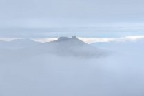 Paesaggio tranquillo con catena montuosa coperta di nebbia contro il cielo nuvoloso mattutino nel Parco Nazionale di Guadarrama a Madrid, Spagna — Foto stock