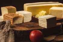 Collezione di formaggi italiani assortiti integrali e grattugiati su tavola in legno — Foto stock
