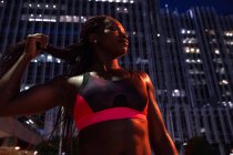 Mujer musculosa en ropa deportiva en la calle - foto de stock