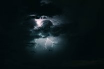 Gewitterhimmel mit Blitz zwischen dunklen und dramatischen Wolken — Stockfoto