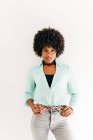 Jovem mulher afro-americana atraente com belo cabelo afro na roupa da moda em fundo branco — Fotografia de Stock