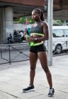 Athlétisme ethnique femme eau potable — Photo de stock