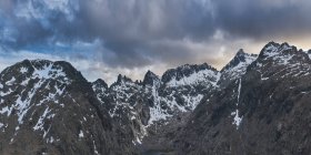 Espectacular montaña con nieve en la Sierra de Gredos, España - foto de stock