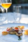 Delicioso e bem guarnecido prato de fígado de ganso frito no restaurante de alta cozinha ao ar livre — Fotografia de Stock