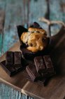 Muffin fatto in casa con diverse barrette di cioccolato fondente — Foto stock