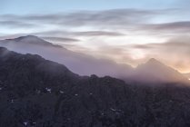 Спокійний краєвид з гірським пасмом, вкритим туманом на тлі хмарного ранкового неба в Національному парку Гвадарама (Мадрид, Іспанія). — стокове фото