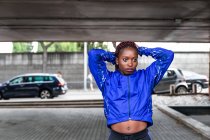 Sportliche Frau posiert auf Straße — Stockfoto