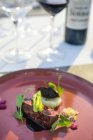 Delicioso y bien decorado plato de solomillo de ternera a la parrilla en el restaurante de alta cocina al aire libre - foto de stock