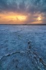 Живописный вид соленой лагуны, расположенной у моря в Пенауэке под закатом — стоковое фото