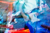 Розмита сцена гітариста, який грає на сцені з електричною гітарою — стокове фото