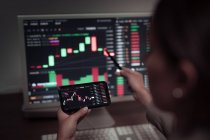 Gesichtsloser Crop Broker mit Mobiltelefon während der Arbeit mit Finanzdiagramm während des Handels — Stockfoto