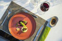 Delicioso y bien decorado plato de solomillo de ternera a la parrilla en el restaurante de alta cocina al aire libre - foto de stock