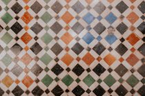 Fundo da parede com azulejos quadrados em cores diferentes — Fotografia de Stock