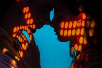 Künstlerisches Bild eines liebevollen Paares, das Liebe unter Scheinwerfern zeigt — Stockfoto