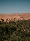 Sabby Häuser einer authentischen islamischen Stadt in der Nähe von Hügeln an einem bewölkten Tag in Marrakesch, Marokko — Stockfoto