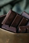 Vista ravvicinata di pezzi di barrette di cioccolato fondente — Foto stock