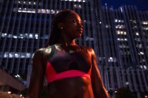 Muskulöse Frau in Sportbekleidung auf der Straße — Stockfoto
