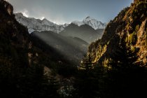 Paysage spectaculaire de la chaîne de montagnes rocheuse Annapurna par une journée ensoleillée en Himalaya au Népal — Photo de stock