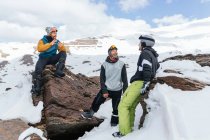 Atletas masculinos alegres em óculos no monte áspero com neve na província de Granada Espanha — Fotografia de Stock