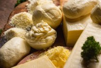 Coleção de queijo inteiro e ralado italiano assorted na mesa de madeira — Fotografia de Stock