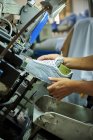 Scarpe nel processo di assemblaggio in fabbrica cinese — Foto stock