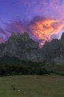 Vistas espectaculares de algunas montañas en los Picos de Europa - foto de stock