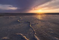 Сценічний вигляд солоної лагуни, розташованої біля моря в Пенауеці під сонцем. — стокове фото