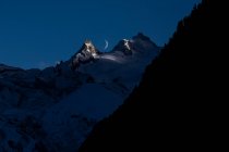 Himalaias picos de pitoresca cordilheira localizada contra o céu do pôr-do-sol com nuvens e lua à noite no Nepal — Fotografia de Stock