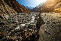 Unrecognizable traveler standing on hill and enjoying scenery of river flowing in Himalayas mountains in Nepal — Stock Photo