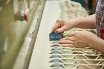 Détail du travailleur utilisant le motif de coupe tout en coupant le tissu dans l'usine de chaussures chinoise — Photo de stock