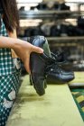 Dettaglio delle mani della donna mentre controlla le scarpe nella linea di produzione di controllo di qualità nella fabbrica di scarpe cinese — Foto stock