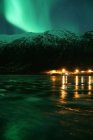 Luzes verdes espetaculares do norte em Tromso — Fotografia de Stock