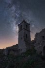 Erstaunliche Landschaft mit alter Steinkapelle im bergigen Tal unter Abendhimmel mit Milchstraße und Sonnenuntergang — Stockfoto