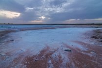 Vista panorâmica da lagoa salgada localizada perto do mar em Penahueca sob o céu crepúsculo — Fotografia de Stock