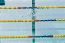 Desde arriba piscina olímpica - foto de stock