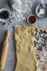Von oben frischer Teig für Teig in Mehl bedeckt in Betontischoberfläche in gemütlicher Küche — Stockfoto