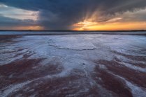 Живописный вид соленой лагуны, расположенной у моря в Пенауэке под закатом — стоковое фото