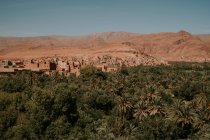 Обветшалые дома подлинного исламского города, расположенные недалеко от холмов в облачный день в Марракеше, Марокко — стоковое фото