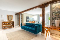 Salon intérieur de la maison confortable moderne avec canapé bleu — Photo de stock
