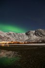 Spectaculaires aurores boréales vertes à Tromso — Photo de stock
