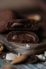 Vista de cerca de una galleta de chocolate con crema de cacao - foto de stock