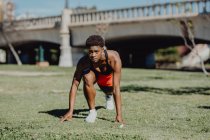Молодая афроамериканка готовится к бегу и упражнениям в парке — стоковое фото