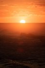 Espectacular puesta de sol en el mar en un día de verano - foto de stock