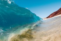Mächtige schäumende Meereswellen rollen und plätschern über die Wasseroberfläche vor blauem Himmel — Stockfoto