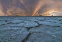 Incredibile scenario di laguna salmastra con terra secca ruvida sotto il cielo al tramonto a Penahueca — Foto stock