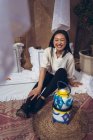 Портрет азійської жінки, що відпочиває біля чайника на підлозі. Чайний магазин в Ель-Фахіді Історичне сусідство — стокове фото