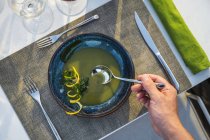 Deliziosa e ben guarnita zuppa di lenticchie abbinata al vino rosso al ristorante di alta cucina all'aperto — Foto stock