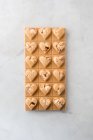 Vista dall'alto di deliziose caramelle con noci a forma di cuore su sfondo tavolo di marmo — Foto stock
