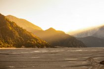 Vista mozzafiato sulla valle asciutta della catena montuosa dell'Himalaya illuminata dalla luce del sole al tramonto in Nepal — Foto stock